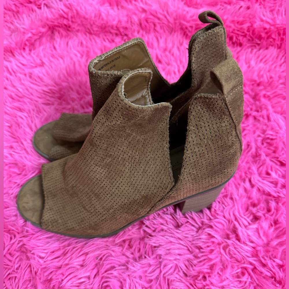 Universal Thread Black Heeled Boots with Sleek Design -‎ women’s size 9